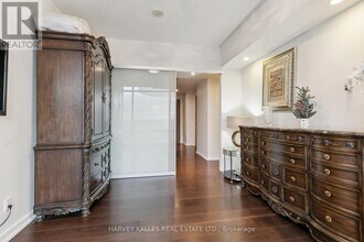 1 Bloor St E in Toronto, ON - Building Photo - Building Photo