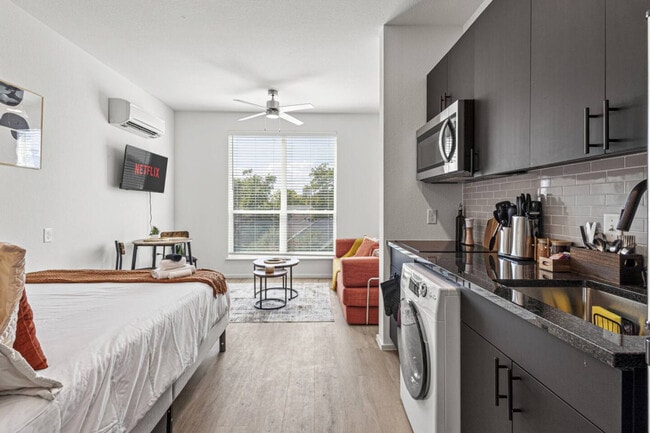 601 W 9th St in Dallas, TX - Foto de edificio - Building Photo