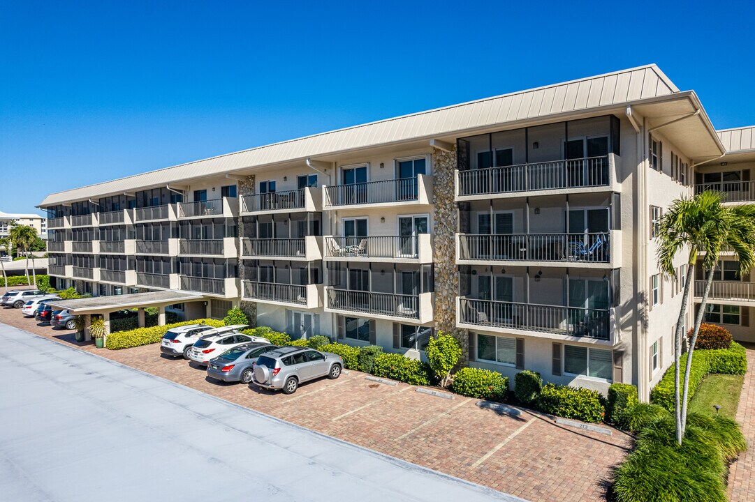 Coquina Club in Naples, FL - Foto de edificio