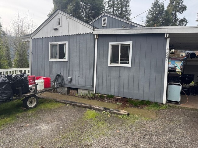 48471 E 2nd St in Oakridge, OR - Building Photo - Building Photo