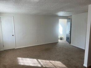 9242 Hickory St-Unit -Unit B in Norfolk, VA - Building Photo - Building Photo