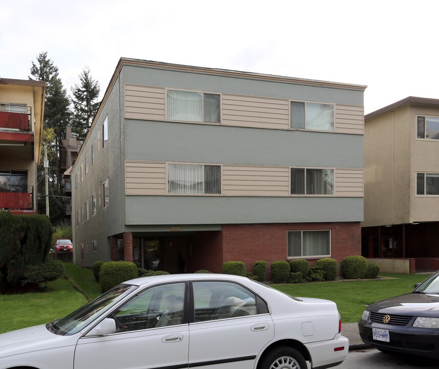 1330 W 14th Ave in Vancouver, BC - Building Photo