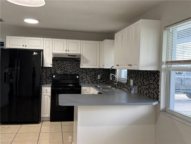 2328 Country Club Blvd in Cape Coral, FL - Building Photo - Building Photo