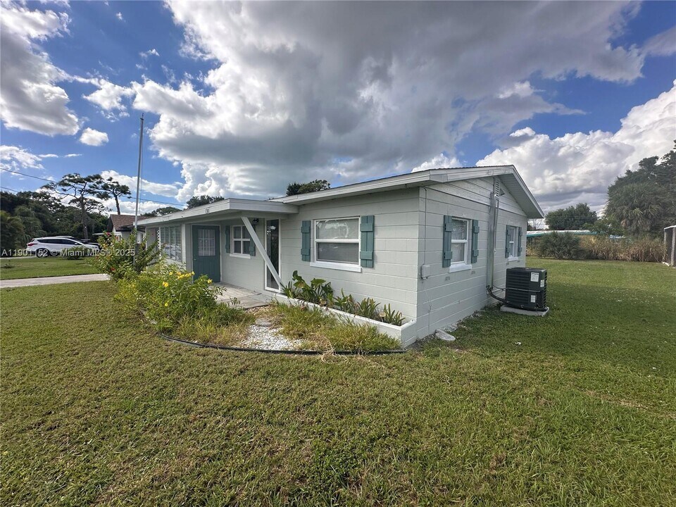 130 Virginia Ct in Englewood, FL - Building Photo