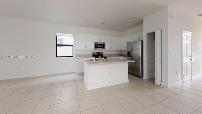 11035 W 35th Way in Hialeah, FL - Building Photo - Building Photo