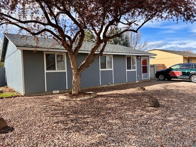 1559 SW 33rd St in Redmond, OR - Building Photo - Building Photo