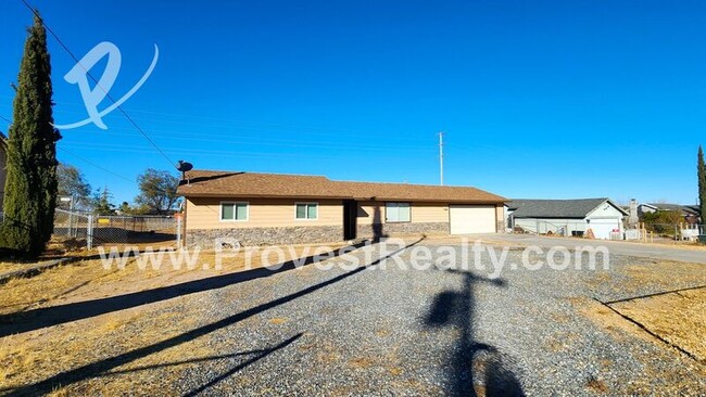 16010 Jasmine St in Victorville, CA - Foto de edificio - Building Photo