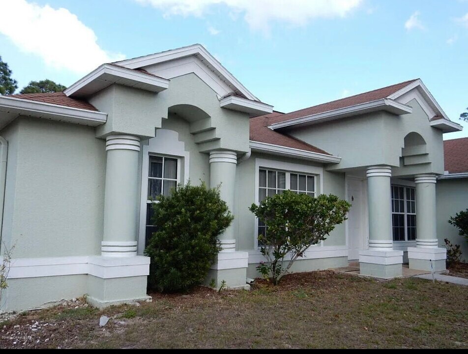 1523 Elmhurst Cir SE in Palm Bay, FL - Building Photo