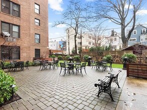 50 Glenwood Ave in Jersey City, NJ - Foto de edificio - Building Photo