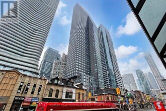 8 Wellesley St W in Toronto, ON - Building Photo - Building Photo