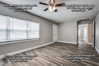 1059 Lyle St in Lancaster, TX - Building Photo - Building Photo