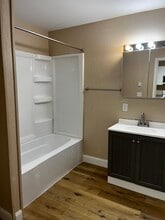 212 N Main St, Unit Apt B in Mitchell, SD - Foto de edificio - Building Photo