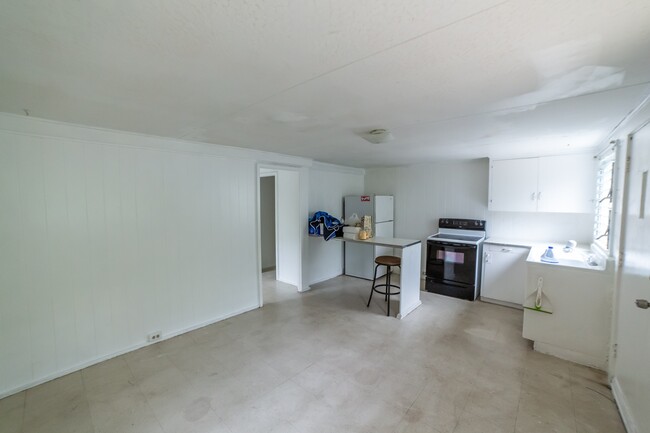 808 Makaleka Ave in Honolulu, HI - Building Photo - Interior Photo