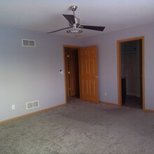 1103 Autumn Dr in West Bend, WI - Foto de edificio - Building Photo