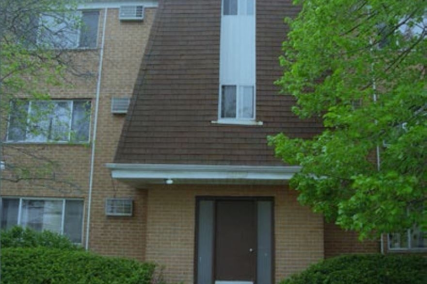 2121 Narcissus Ave in Hanover Park, IL - Building Photo