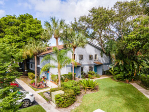 Lakeview Club in Oakland Park, FL - Building Photo - Building Photo