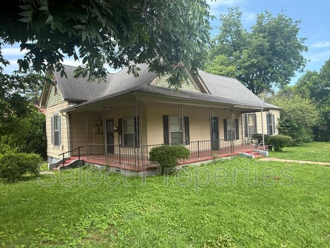 property at 904 W Oak Ave
