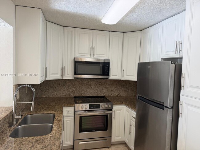 200 Palm Cir W in Pembroke Pines, FL - Foto de edificio - Building Photo