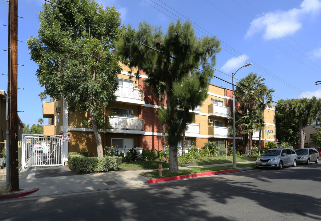 Baird Ave Apartments in Reseda, CA - Building Photo