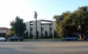 14240 Burbank Blvd in Van Nuys, CA - Building Photo - Building Photo