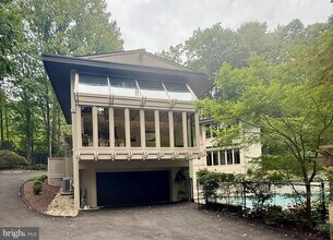 1325 Darnall Dr in McLean, VA - Building Photo - Building Photo