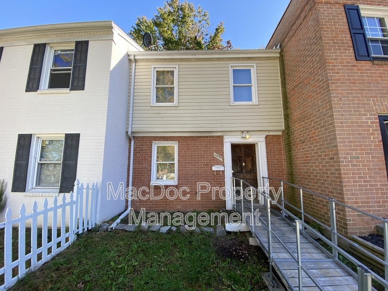 2855 Gloucester Ct in Woodbridge, VA - Building Photo