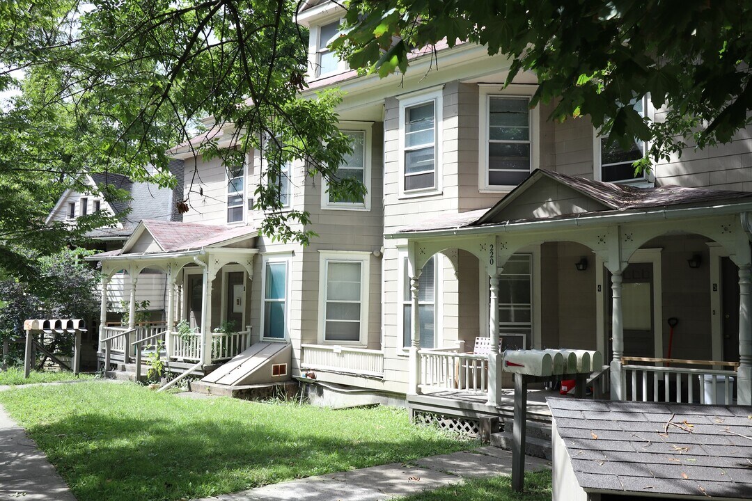 220 W Spencer St in Ithaca, NY - Foto de edificio