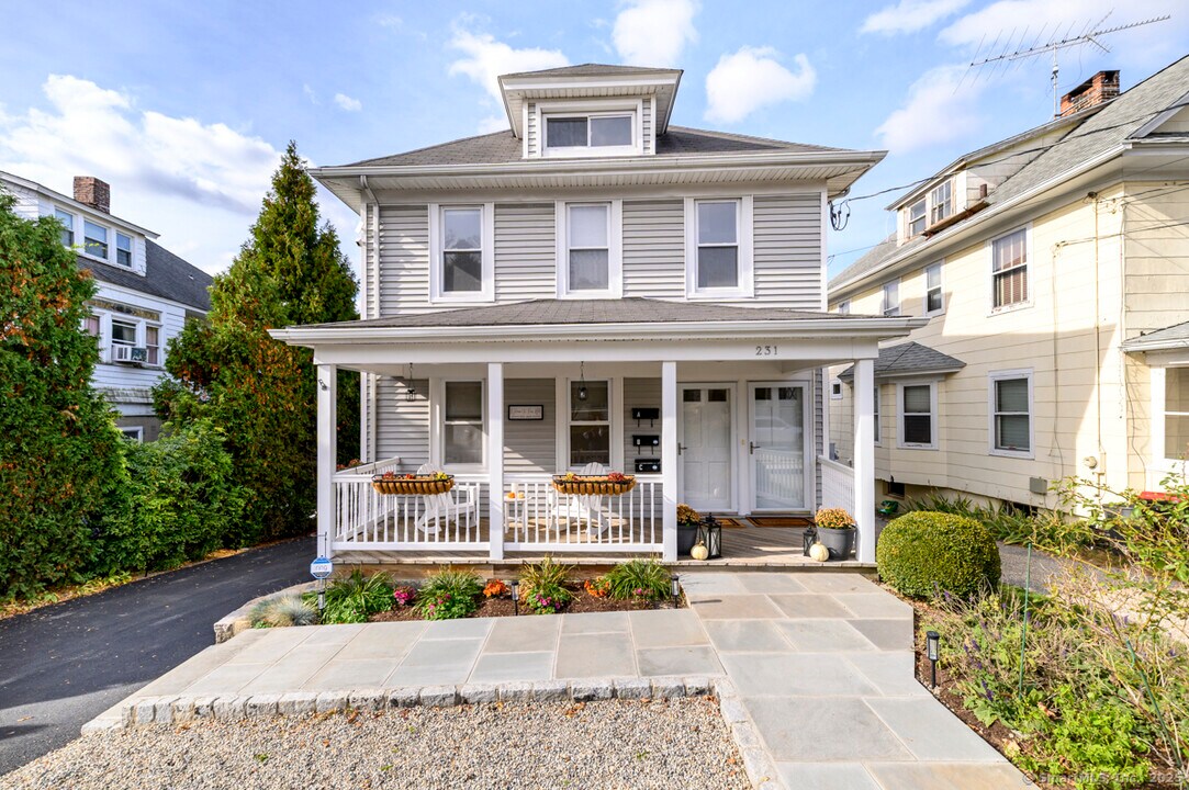231 Flax Hill Rd in Norwalk, CT - Building Photo