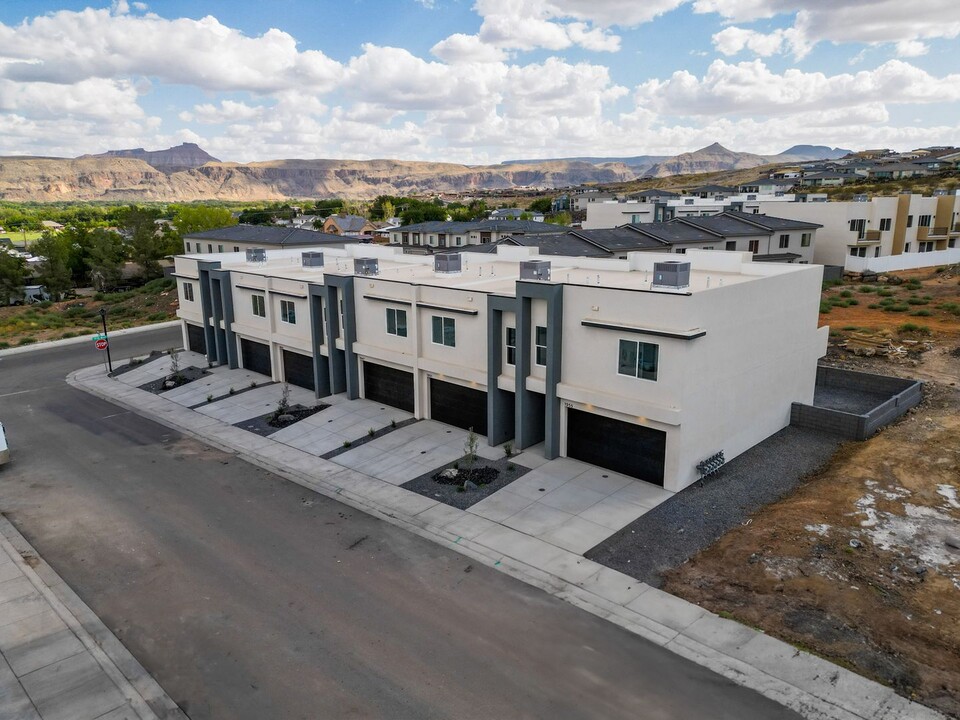 1943 W 250 S in Hurricane, UT - Building Photo