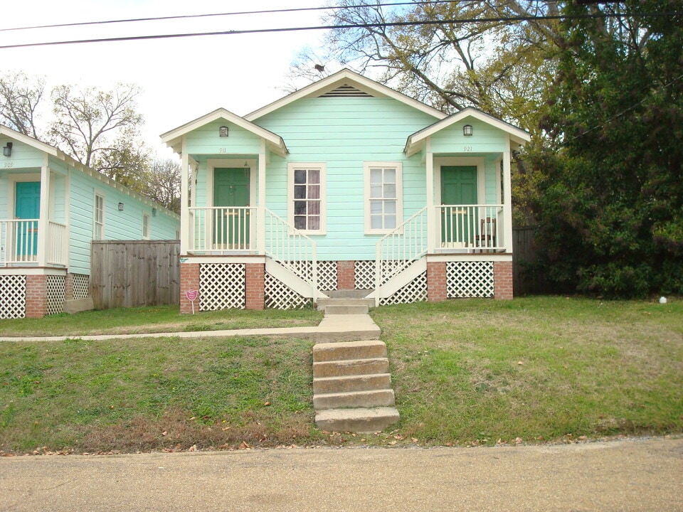 911 Monroe St, Unit 911 Monroe St in Jackson, MS - Building Photo