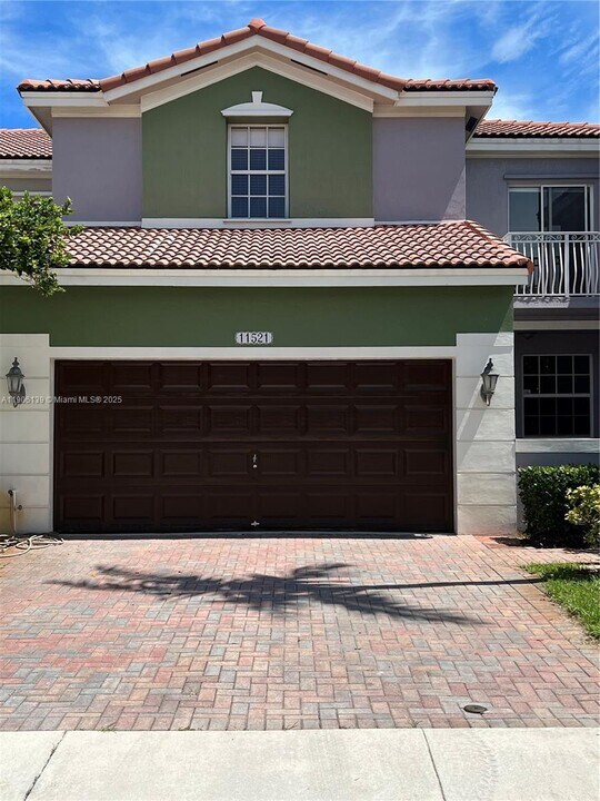11521 NW 79th Ln in Medley, FL - Building Photo