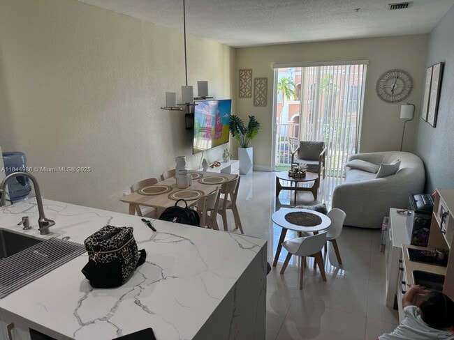 17620 NW 73rd Ave in Hialeah, FL - Foto de edificio - Building Photo
