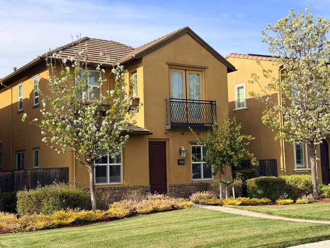 property at 2003 Poinsettia St