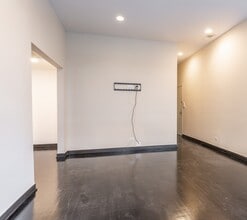 206-2F W Division St, Unit 2F in Chicago, IL - Building Photo - Building Photo
