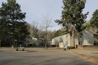 Slavin Court in Portland, OR - Building Photo - Building Photo