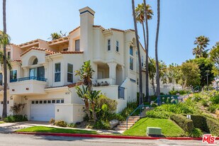 6451 Zuma View Pl in Malibu, CA - Building Photo