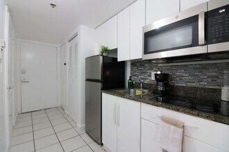 1 SE 12th St in Miami, FL - Building Photo - Building Photo