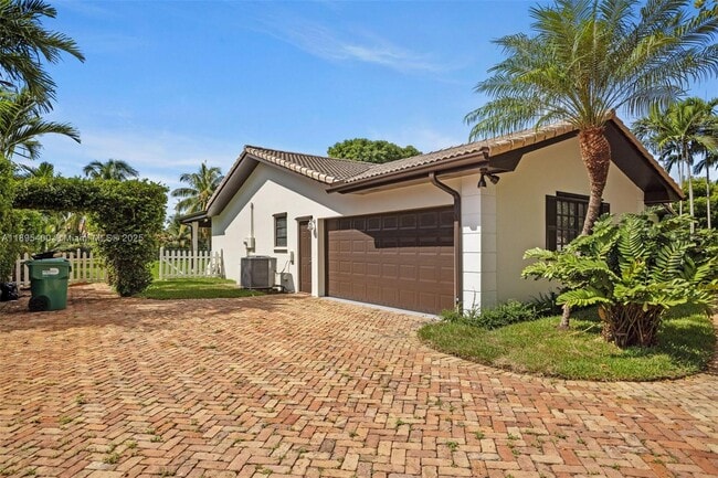 8340 SW 83rd St in Miami, FL - Foto de edificio - Building Photo