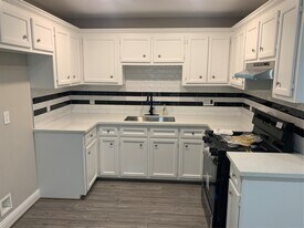 905 San Jacinto St in Highlands, TX - Building Photo