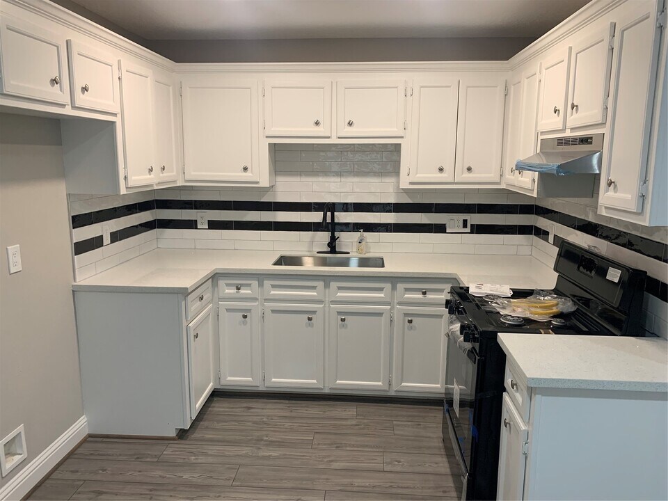 905 San Jacinto St in Highlands, TX - Building Photo