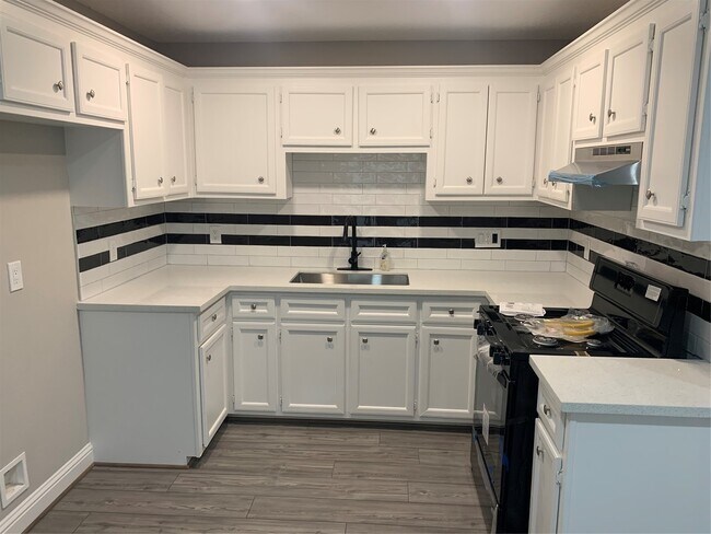 905 San Jacinto St in Highlands, TX - Building Photo - Building Photo