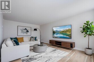 3650 Kaneff Crescent in Mississauga, ON - Building Photo - Building Photo