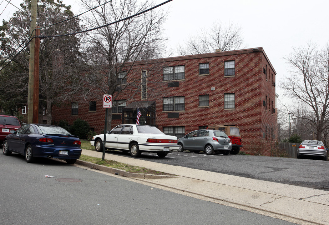 Arlington Courthouse Apartments in Arlington, VA - Building Photo