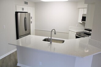 6077 Bahia Del Mar Blvd S in St. Petersburg, FL - Building Photo - Building Photo