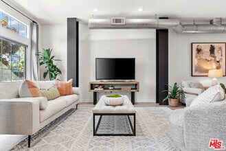 5350 Playa Vista Dr in Los Angeles, CA - Foto de edificio - Building Photo