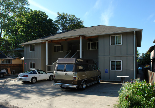 841 W 5th St in Eugene, OR - Building Photo - Building Photo