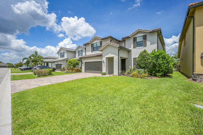 4995 Cavelletti Rd in Greenacres, FL - Building Photo - Building Photo