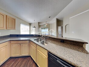 5834 Tanagerlake Rd in Lithia, FL - Foto de edificio - Building Photo