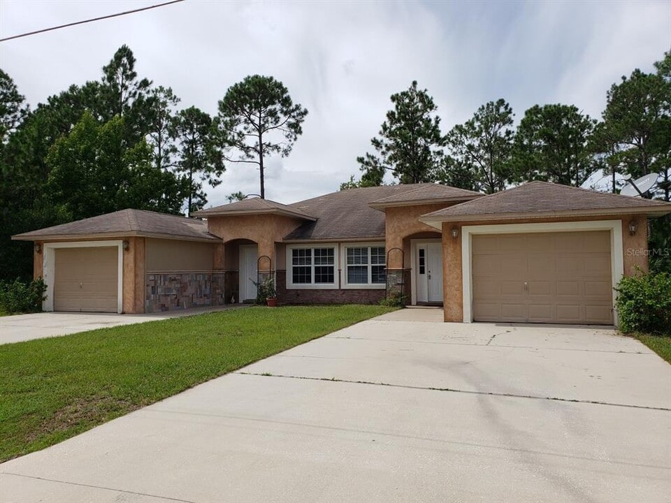 23 Pine Hill Ln in Palm Coast, FL - Building Photo