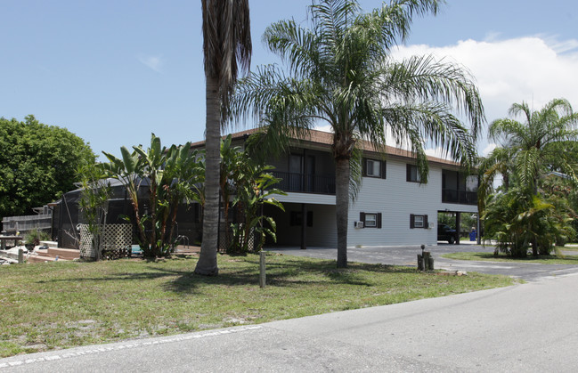 4805 Gary Rd in Bonita Springs, FL - Foto de edificio - Building Photo